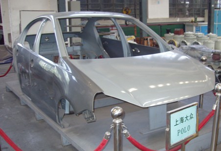 濟(jì)南二機(jī)床生產(chǎn)車間里的汽車模具