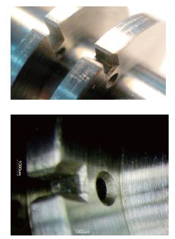 通過工藝試驗表明：針對零件1.5 mm×3 mm和1.5 mm×3.5 mm的走線槽以及φ 1.5 mm走線孔邊沿的毛刺，采用電火花成形的加工方法進(jìn)行加工去除具有如下幾方面的優(yōu)點：①零件去毛刺過程可控，且不會造成零件表面劃傷。②大大減輕了勞動強(qiáng)度。③操作過程可控、省時高效，加工效率能提高50%以上。④能保證倒角加工的一致性，適合零件的批量化生產(chǎn)。采用電火花成形加工效果良好，其加工后效果如圖7、圖8所示。